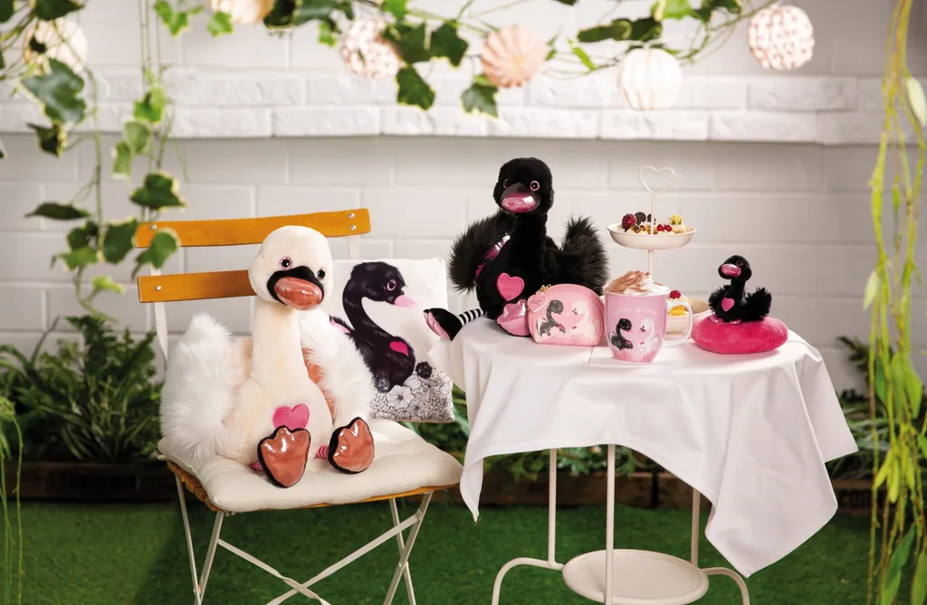 NICI Spielwaren Love Schwan GREEN, Schwarz, 35 Cm (48269) Kuscheltiere Teddies & Plüschfiguren 48269,NICI,Love Classic,Schwan,schwarz,Kuscheltier,Plüschtier,Stofftier,Plüschschwan,Green,NICI Green 7 NICI Spielwaren Love Schwan GREEN, Schwarz, 35 Cm (48269) Kuscheltiere Teddies & Plüschfiguren 48269,NICI,Love Classic,Schwan,schwarz,Kuscheltier,Plüschtier,Stofftier,Plüschschwan,Green,NICI Green - Image 7